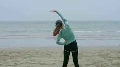 4K实拍清晨女性在海边健身瑜伽视频素材视频的预览图